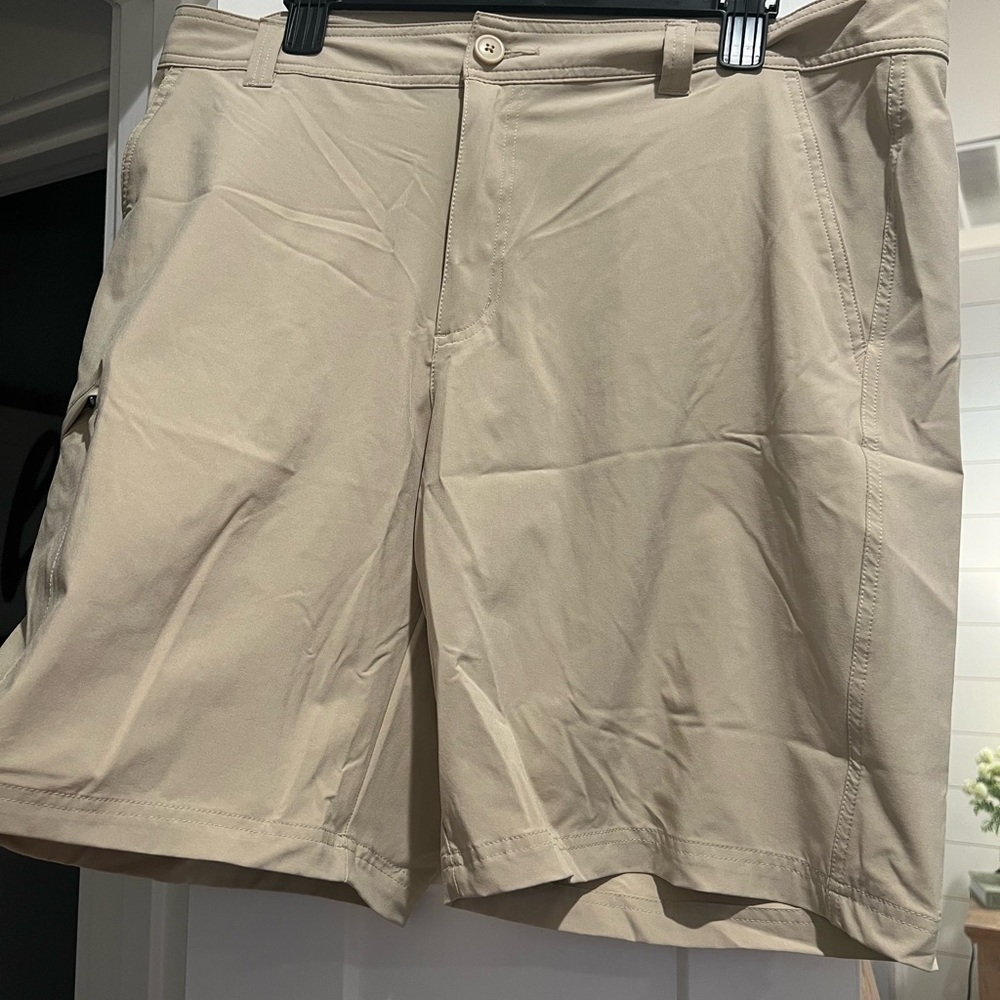 Men’s khaki Columbia shorts